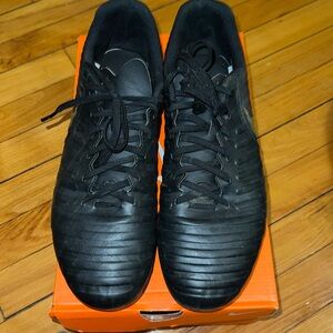 Nike soccer cleats tiempo
Men
Size 11.5